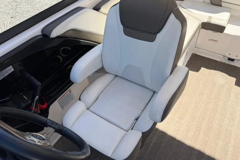 Slide: The Image of Captain's seat of 2016 Yamaha Boats 242 Limited S, featuring sleek design and comfortable upholstery. - 13