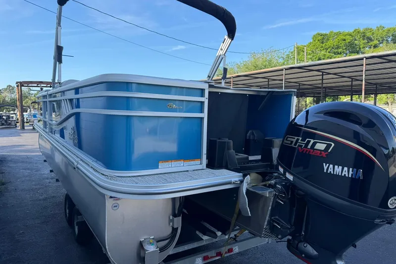 Slide: The Image of 2026 SunCatcher Select 22RF pontoon boat with Yamaha SHO VMAX engine. - 9