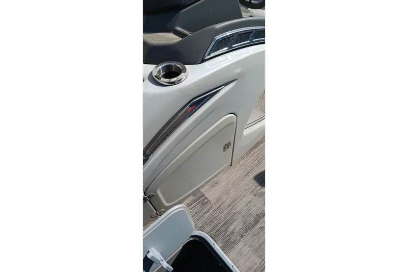 Slide: The Image of 2023 Ranger 2500LS boat interior with cup holder and storage compartment. - 39