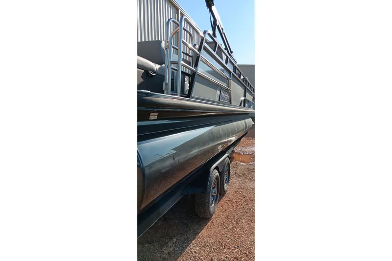 Slide: The Image of 2023 Ranger 2500LS pontoon boat on trailer, side view. - 9
