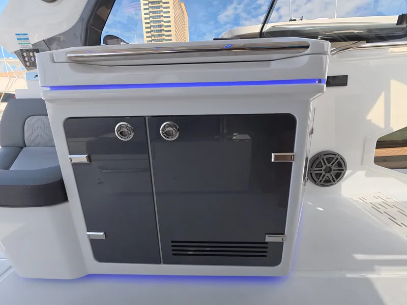 Slide: The Image of Galeon 335 GTO 2027 - 12