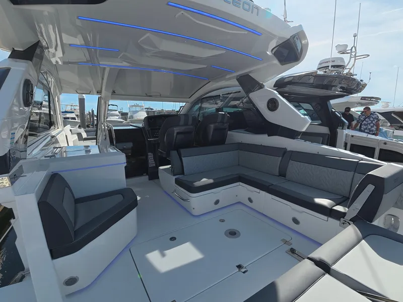 Slide: The Image of Galeon 335 GTO 2027 - 6