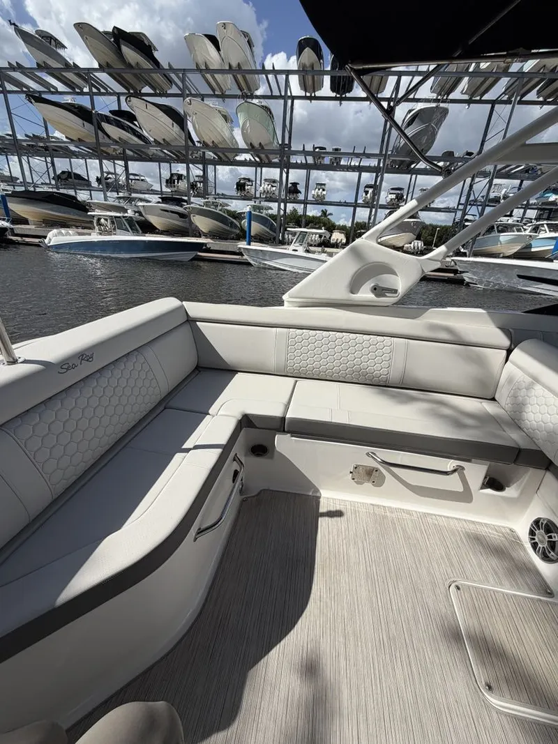 Slide: The Image of Sea Ray SDX 270 Outboard 2024 - 14