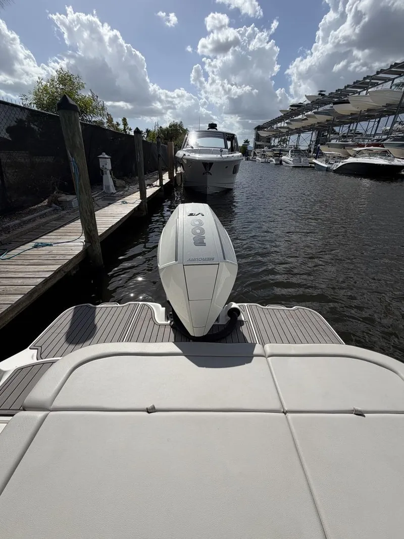 Slide: The Image of Sea Ray SDX 270 Outboard 2024 - 16