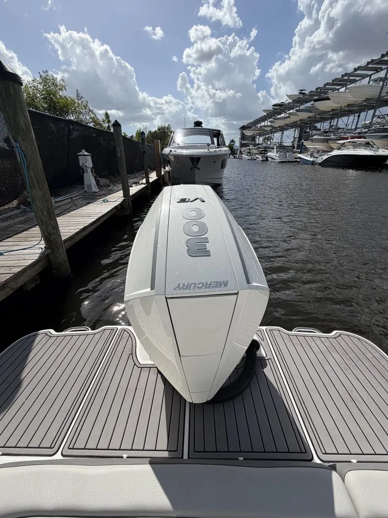 Slide: The Image of Sea Ray SDX 270 Outboard 2024 - 17