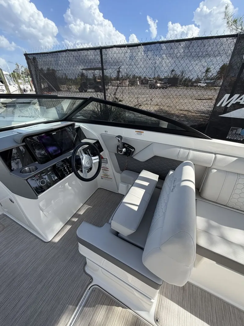 Slide: The Image of Sea Ray SDX 270 Outboard 2024 - 19