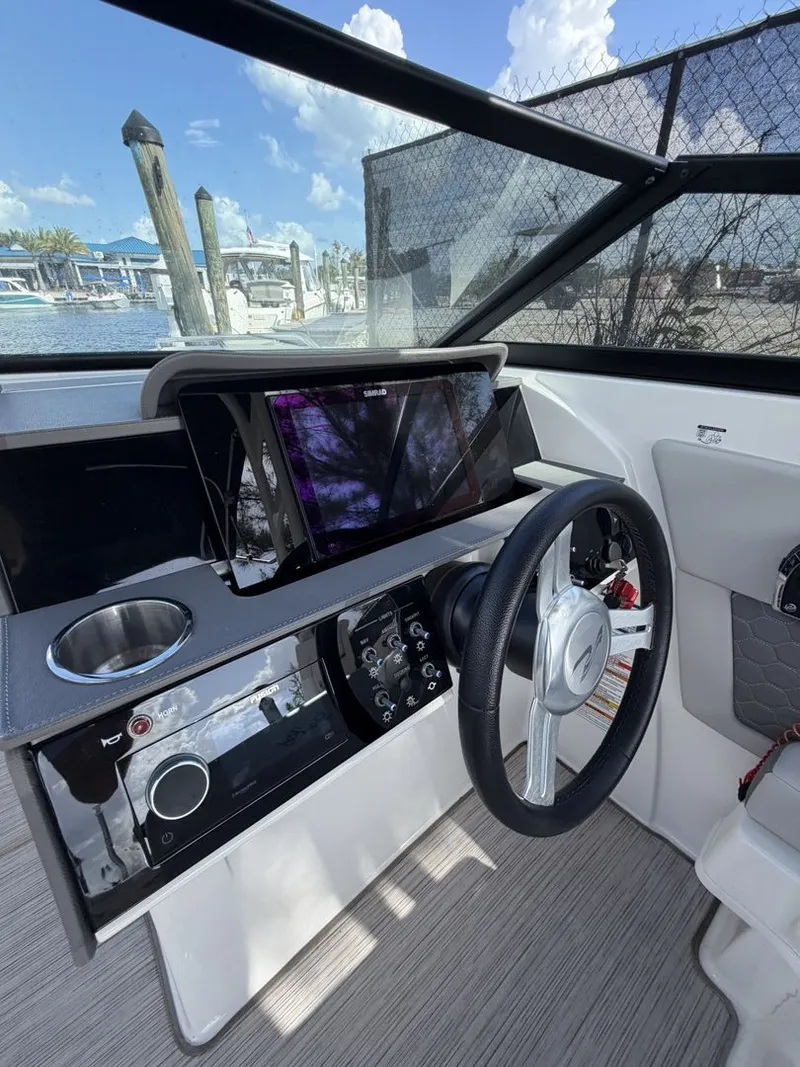 Slide: The Image of Sea Ray SDX 270 Outboard 2024 - 20