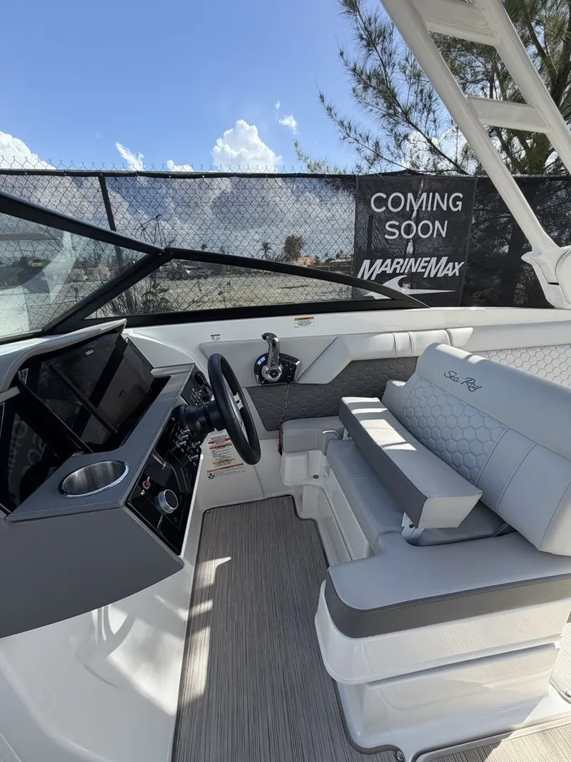 Slide: The Image of Sea Ray SDX 270 Outboard 2024 - 21