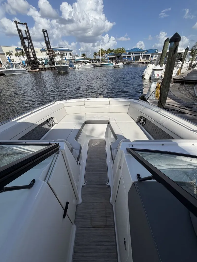 Slide: The Image of Sea Ray SDX 270 Outboard 2024 - 23