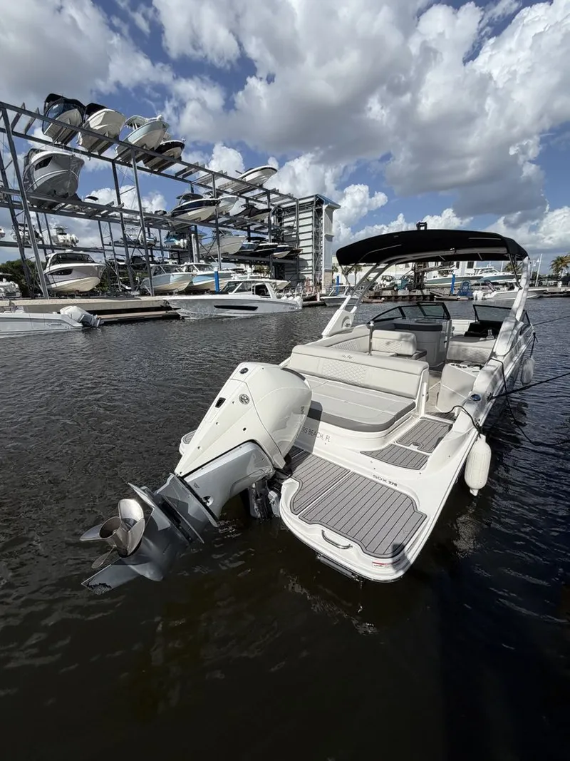 Slide: The Image of Sea Ray SDX 270 Outboard 2024 - 29