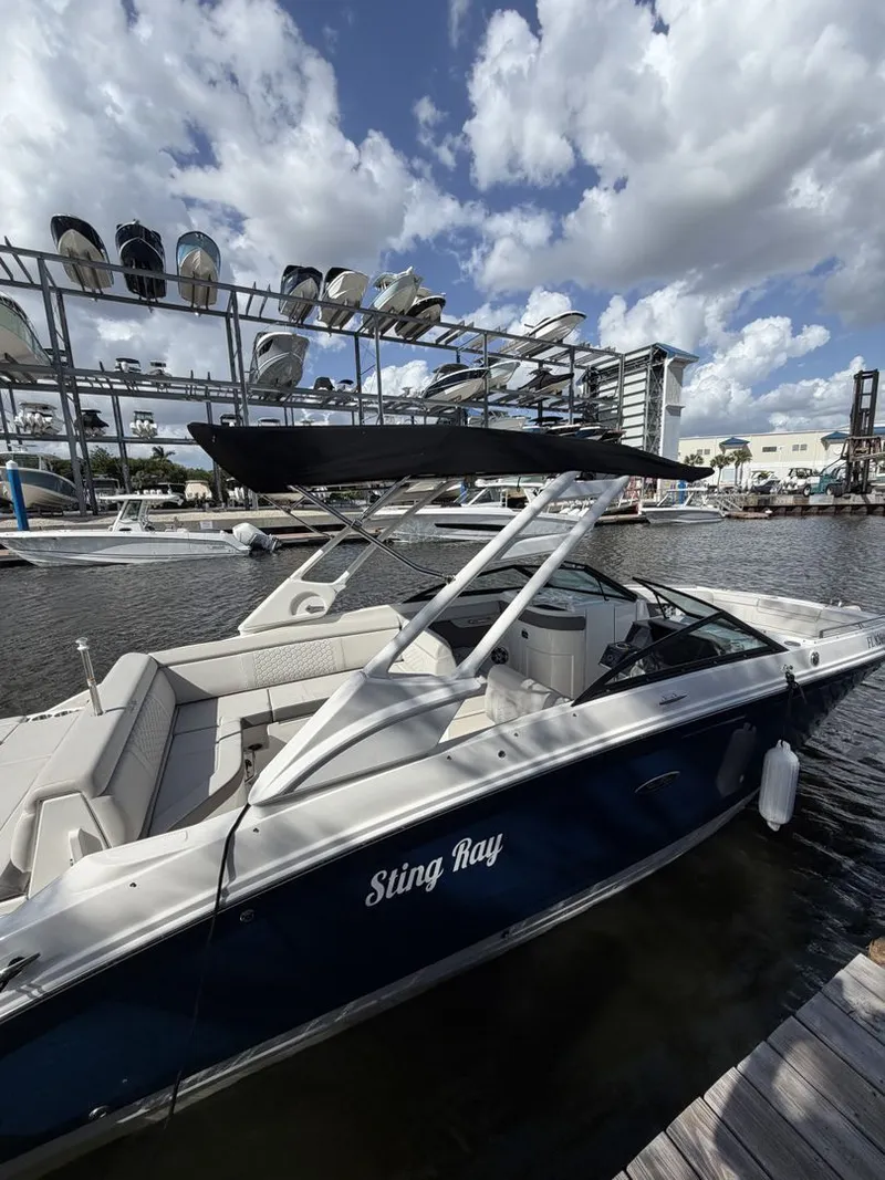 Slide: The Image of Sea Ray SDX 270 Outboard 2024 - 30