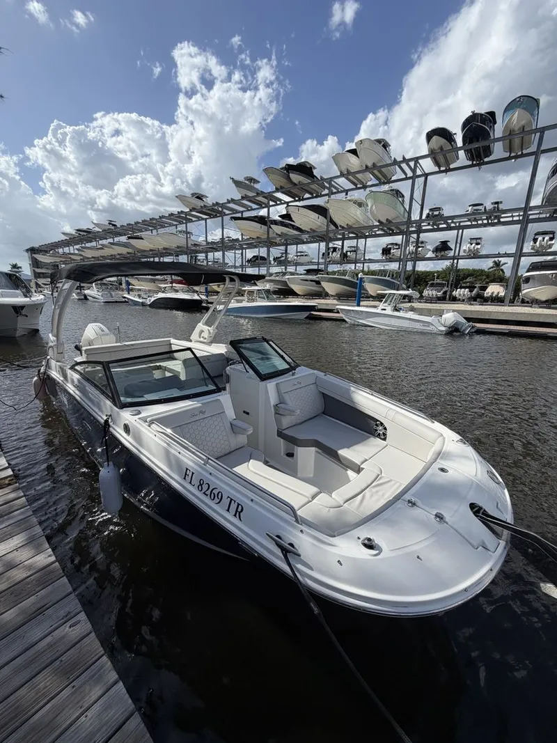 Slide: The Image of Sea Ray SDX 270 Outboard 2024 - 31