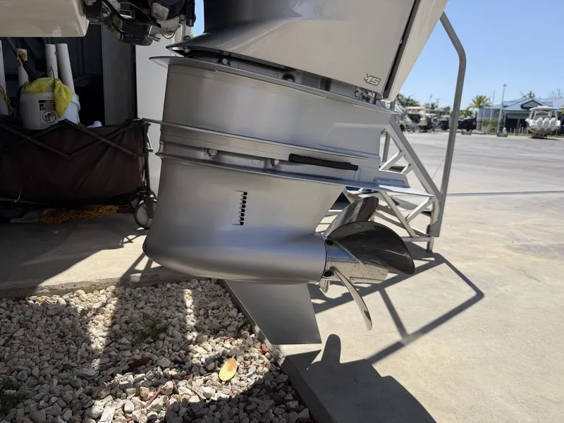 Slide: The Image of 2024 Sea Ray 270 SDX OB outboard motor and propeller. - 37