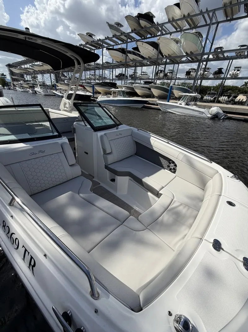 Slide: The Image of Sea Ray SDX 270 Outboard 2024 - 6