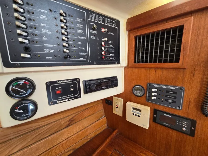 Slide: The Image of Hunter 336 1995 - 16