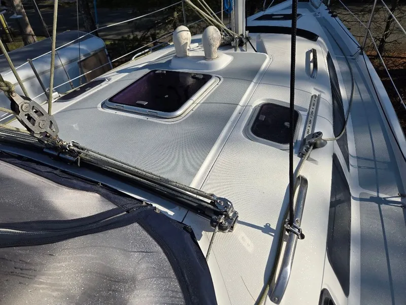 Slide: The Image of Deck of a 1995 Hunter 336 sailboat with ropes and hatches. - 26