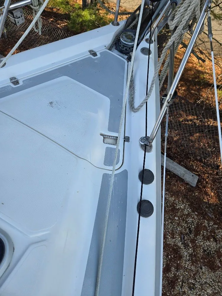 Slide: The Image of Deck of a 1995 Hunter 336 sailboat with rigging. - 27