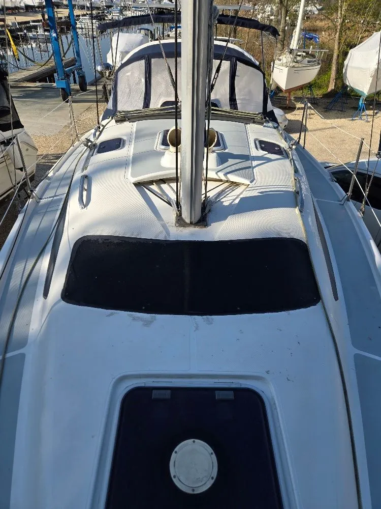 Slide: The Image of Deck of a 1995 Hunter 336 sailboat in harbor. - 28