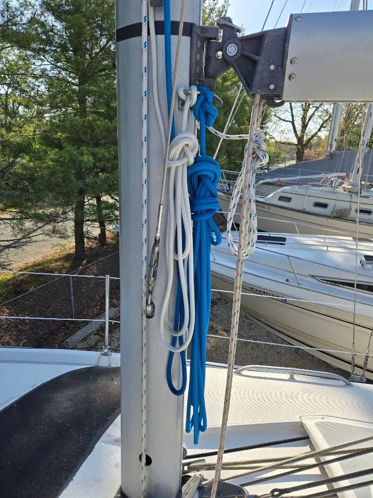 Slide: The Image of 1995 Hunter 336 sailboat with ropes on the mast. - 30