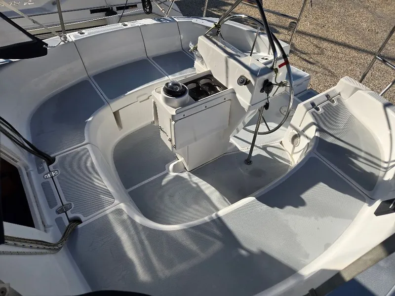 Slide: The Image of Interior of a 1995 Hunter 336 yacht, clean and well-maintained. - 31