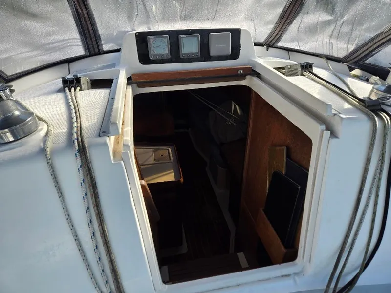 Slide: The Image of Interior view of a 1995 Hunter 336 yacht. - 37
