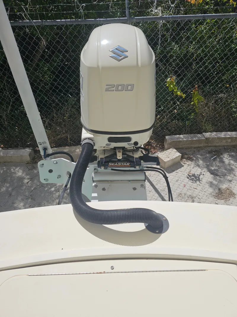 Slide: The Image of Suzuki 200 outboard motor on Dorado 23 boat, year 2000. - 18