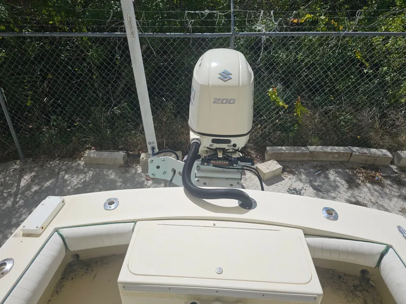 Slide: The Image of 2000 Dorado 23 boat with Suzuki 200 outboard motor. - 19