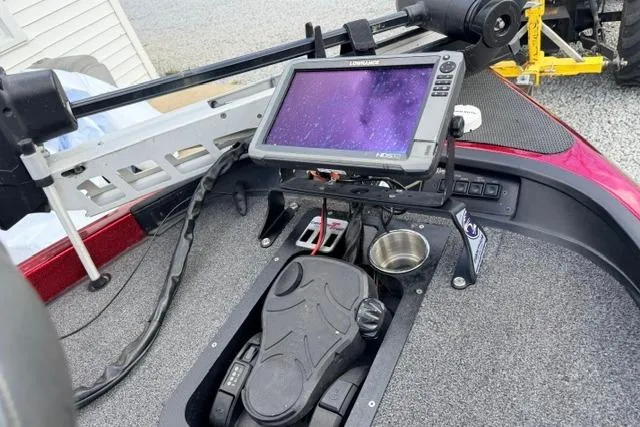 Slide: The Image of 1999 Ranger 461VS boat dashboard with fishfinder and control panel. - 10