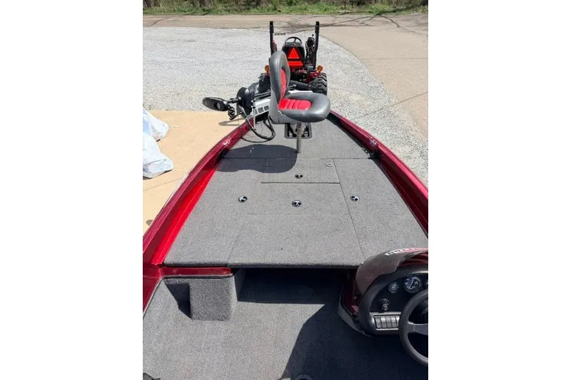 Slide: The Image of 1999 Ranger 461VS boat interior with gray seating and carpeted deck. - 16