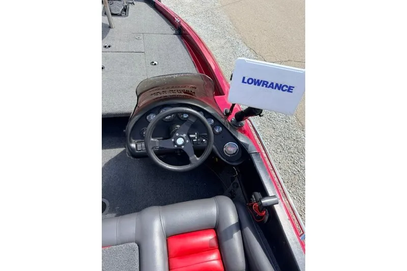 Slide: The Image of 1999 Ranger 461VS boat cockpit with steering wheel and Lowrance navigation system. - 17