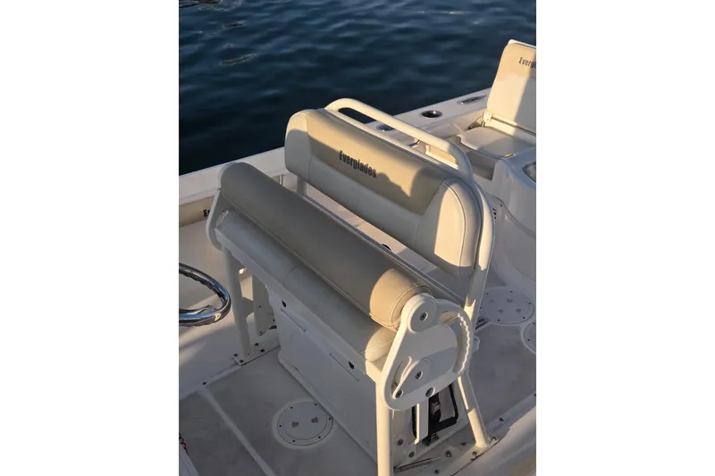 Slide: The Image of 2017 Everglades 243 Center Console boat seating with water backdrop. - 13