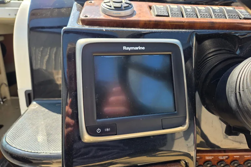 Slide: The Image of Raymarine display on 2014 Rinker 290 Express Cruiser dashboard. - 16