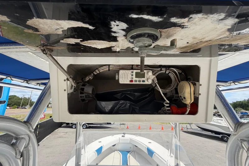 Slide: The Image of 2006 Ocean Runner 2900 C/C Open Fisherman boat console with radio equipment. - 36