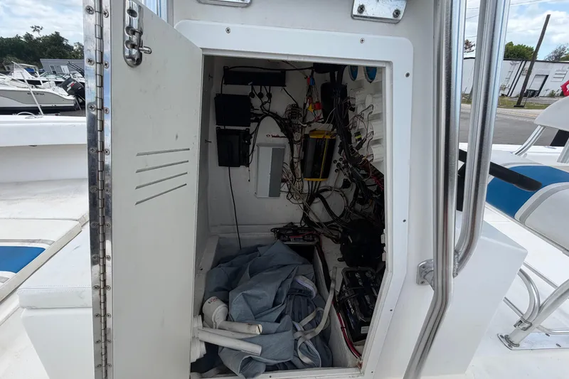 Slide: The Image of Open storage compartment on 2006 Ocean Runner 2900 C/C Open Fisherman boat. - 39