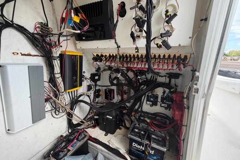 Slide: The Image of Electrical wiring and components inside a 2006 Ocean Runner 2900 C/C Open Fisherman boat. - 40