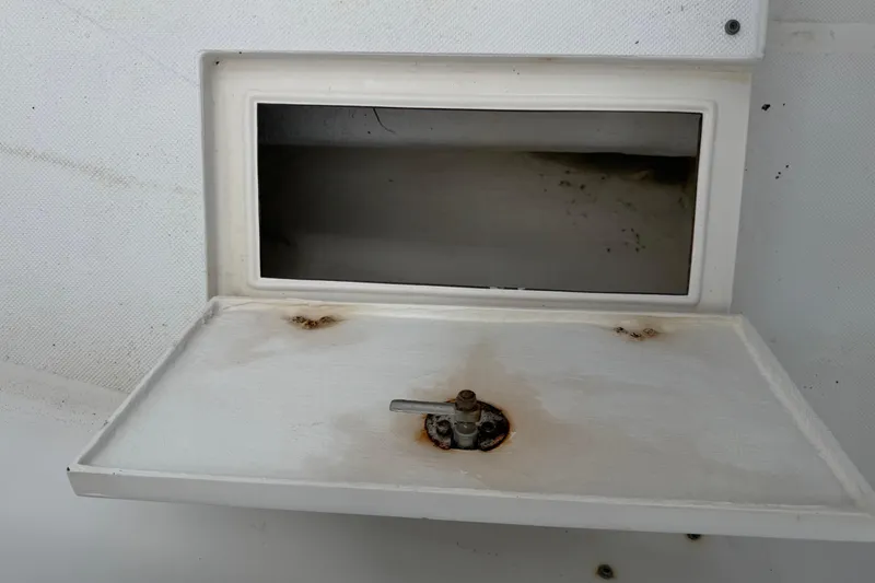 Slide: The Image of Open storage compartment on 2006 Ocean Runner 2900 C/C Open Fisherman boat. - 45