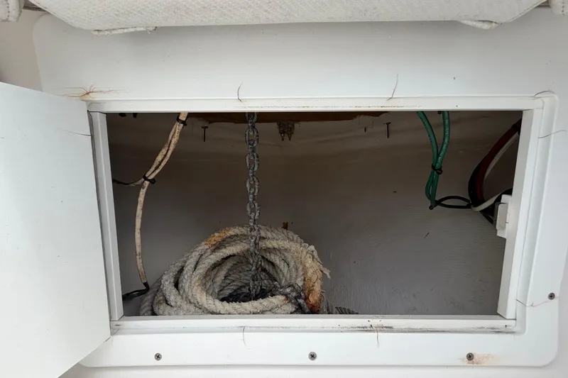 Slide: The Image of Storage compartment of 2006 Ocean Runner 2900 C/C Open Fisherman with rope and chain. - 48