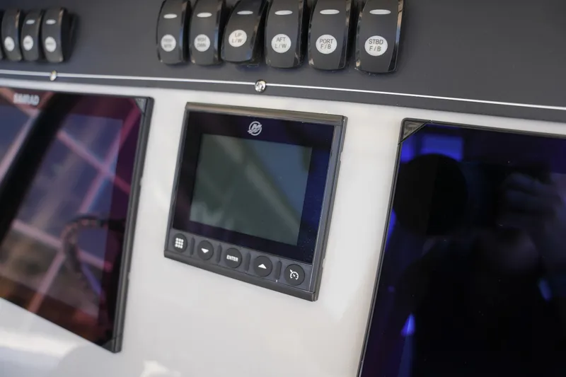 Slide: The Image of Boston Whaler 250 Outrage 2027 - 25