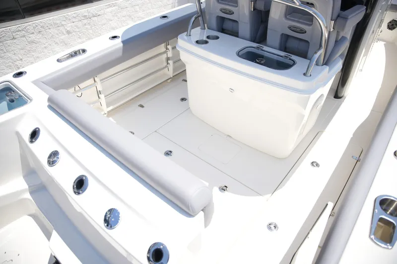 Slide: The Image of Boston Whaler 250 Outrage 2027 - 7