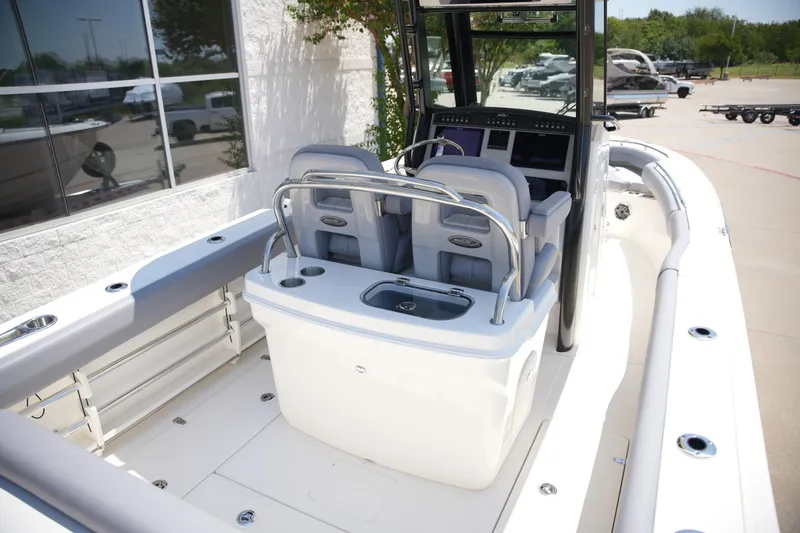 Slide: The Image of Boston Whaler 250 Outrage 2027 - 14