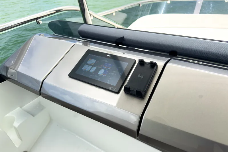 Slide: The Image of Galeon 520FLY 2027 - 25