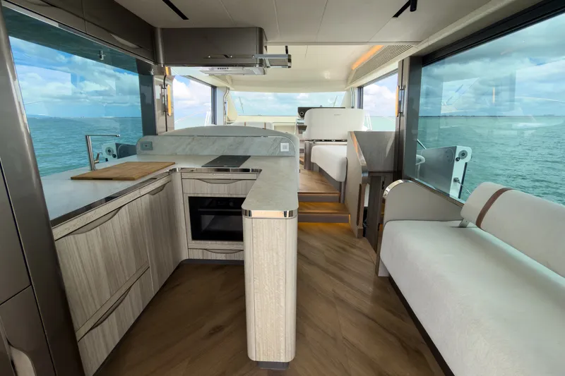 Slide: The Image of Galeon 520FLY 2027 - 7