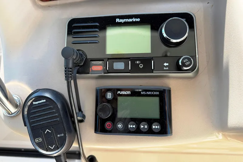 Slide: The Image of Raymarine VHF(New) and Fusion - 17
