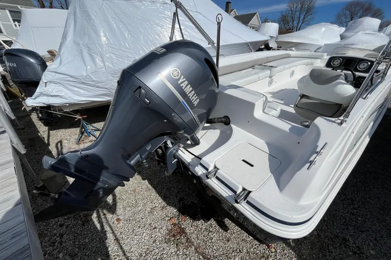 Slide: The Image of 2015 Hurricane SunDeck Sport 201 OB boat with Yamaha outboard motor. - 32