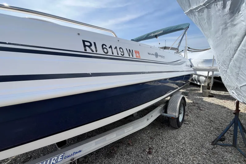 Slide: The Image of 2015 Hurricane SunDeck Sport 201 OB boat on trailer, side view. - 8