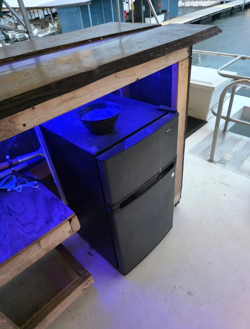 Slide: The Image of Refrigerator on a 1992 STARDUST 53 boat. - 15