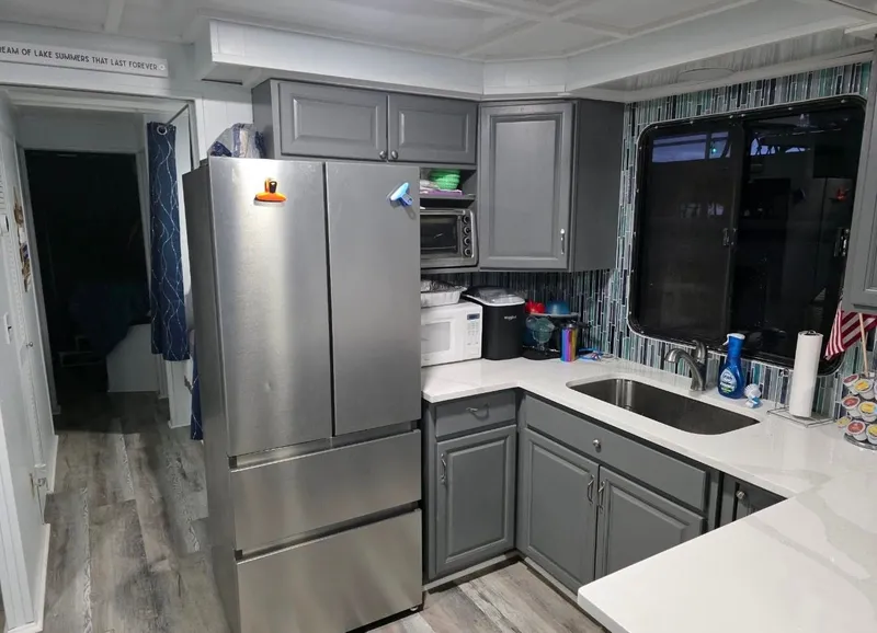 Slide: The Image of Modern kitchen in a 1992 STARDUST 53 houseboat. - 39