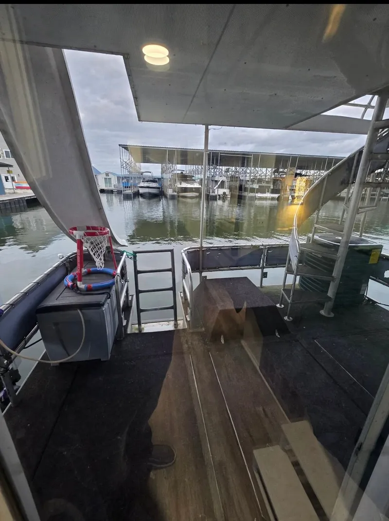 Slide: The Image of Interior of a 1992 STARDUST 53 houseboat with harbor view. - 4