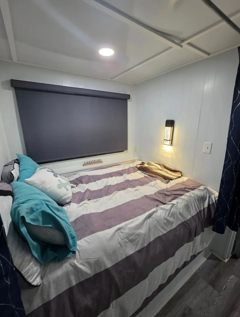 Slide: The Image of Cozy bedroom in STARDUST 53 houseboat, year 1992. - 47