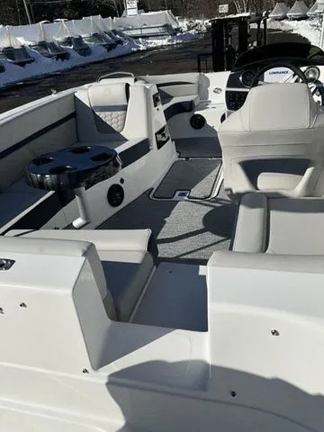 Slide: The Image of Hurricane SunDeck Sport 192 RL OB 2026 - 14